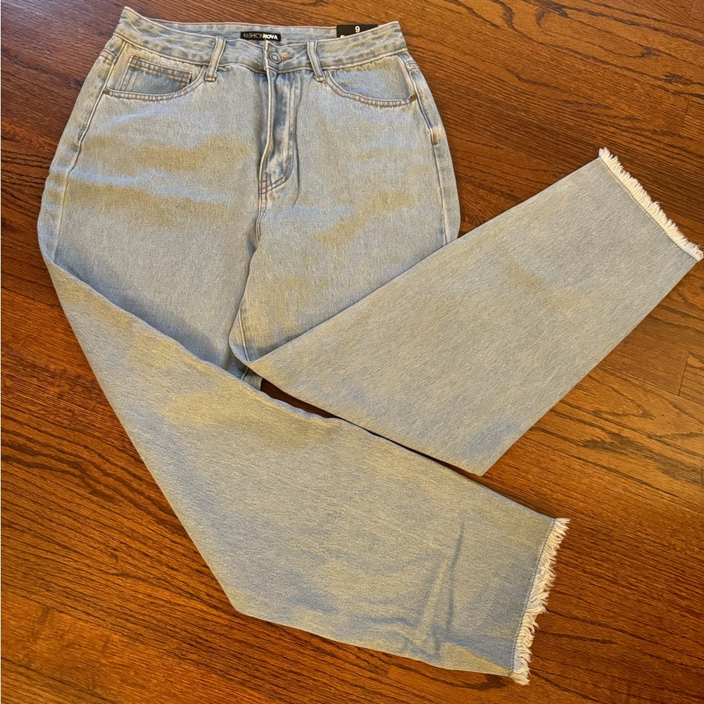 NWT Women’s Fashionnova Mom Jean